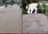 पानी के बहाव में फंसे व्यक्ति को संजीव तलवाड़ व राज कुमार सैनी ने बाल-बाल बचाया