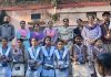 लेक्चरर उपेंद्र ने पिता की याद में फुटबाल खिलाड़ियों को किट की भेंट
