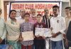 रोटरी क्लब मिड टाउन ने मेधावी छात्रों को छात्रवृत्ति व सामग्री वितरित की