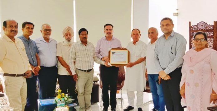rotary-eye-bank-honoured-gurwinder-bahra-for-eye-donation-rayat-nahra-university-hoshiarpur-punjab