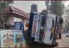 विद्यालय के गेट के सामने पलटा बजरी से भरा टिप्पर