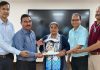 बढ़िया कार्यशैली के लिए डा. ममता LIC North Zone ट्राफी से सम्मानित
