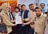 आउटसोर्स फायर कर्मियों ने मंत्री रवजोत को मुख्यमंत्री के नाम मांगपत्र सौंपा