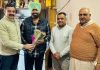 निपुण व डा. शुक्ला ने प्रेस क्लब अध्यक्ष बलजिंदरपाल सिंह को भेंट की शुभकामनाएं