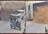 SDO की कार पर पलटा भूसे से भरा ट्रक, हुई मौत