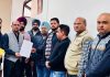 क्लर्कों ने की मुख्यमंत्री सेहत बीमा कार्ड बनाने में ड्यूटी न लगाने की मांग, जिलाधीश को दिया ज्ञापन
