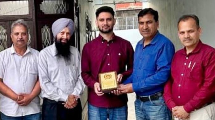 kanwarpal-honoured-IAS-by-sanjiv-kumar-dasuya-hsp