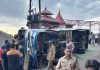 यात्रियों से भरी बस पलटी, 1 यात्री की मौत, अन्य घायल