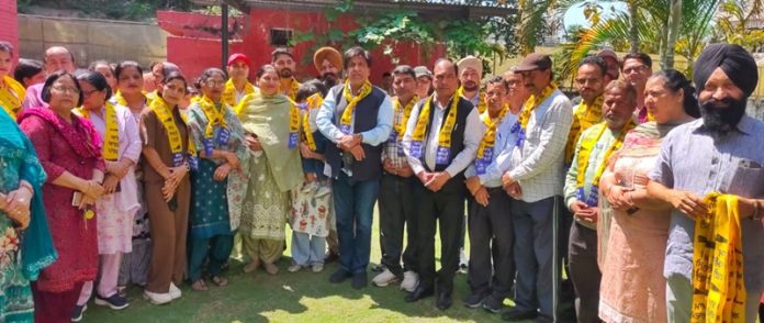 bjp-ex-mc-surekha-barjata-join-aap-hoshiarpur-punjab-jimpa-welcomes-them