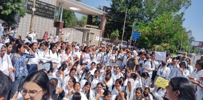 gandhinagar women collge protest after death