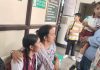 एक्टिवा सवार महिला को बचाते हुए पलटा बच्चों से भरा ऑटो, 6 बच्चे घायल