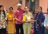 विज्ञान में 98.20 प्रतिशत अंक लेकर ईशिता बनी जिला टॉपर, किया सम्मानित