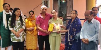 विज्ञान में 98.20 प्रतिशत अंक लेकर ईशिता बनी जिला टॉपर, किया सम्मानित