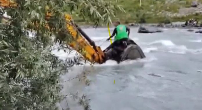 drass-river-fell-down-car-death