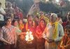 हांडा व शर्मा परिवार ने श्रद्धापूर्वक की मां गंगा जी की आरती