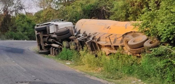 truck-accident-at-chak-sadhu-hoshiarpur-punjab