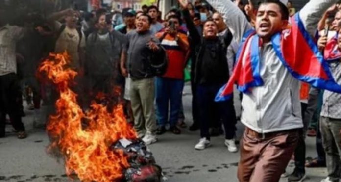 NEPAL-3youth-themselves-on-fire