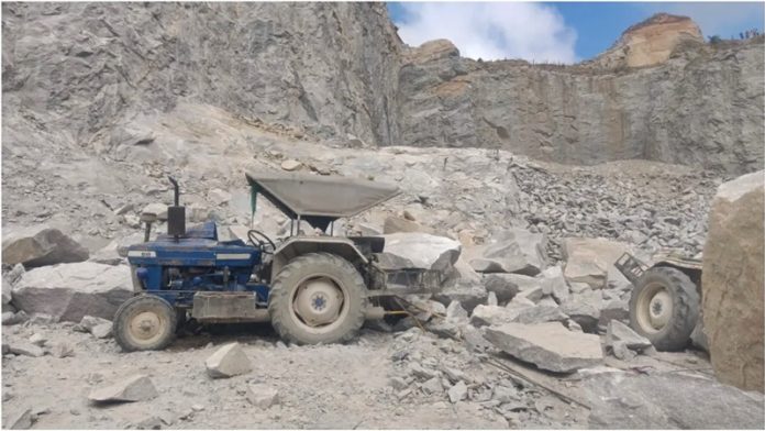 karnataka-rock-falls-on-them-in-stone-mine