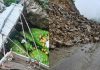कोटद्वार में वाहन पर गिरा भारी बोल्डर, भूस्खलन से बदरीनाथ हाईवे बंद