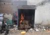 शराब के ठेके का विरोध, गुस्साएं लोगों ने ठेके को लगाई आग