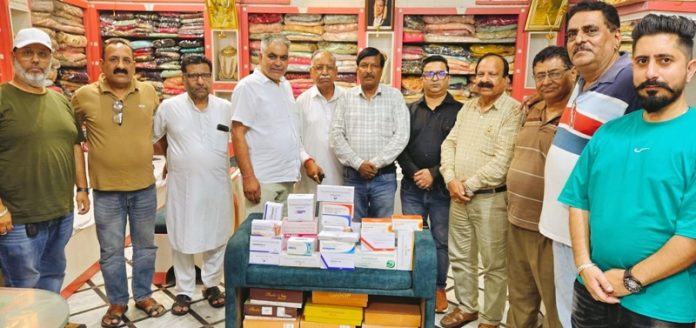arora-sabha-donate-medicines