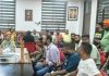 आउटसोर्स मुलाजिमों ने इनसोर्स संबंधी नोटीफिकेशन की कापी मेयर को सौंपी