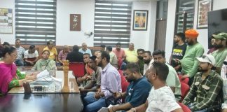 आउटसोर्स मुलाजिमों ने इनसोर्स संबंधी नोटीफिकेशन की कापी मेयर को सौंपी