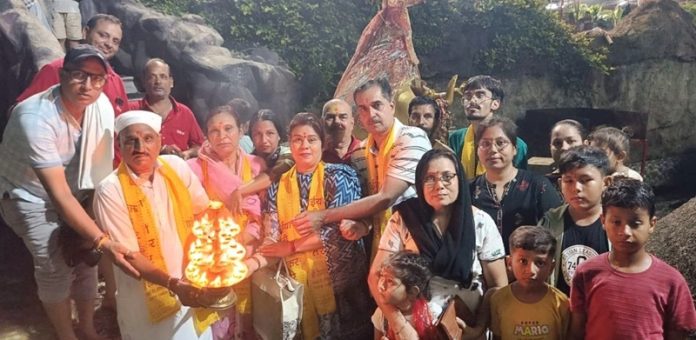 maa-ganga-ji-ki-arti-families