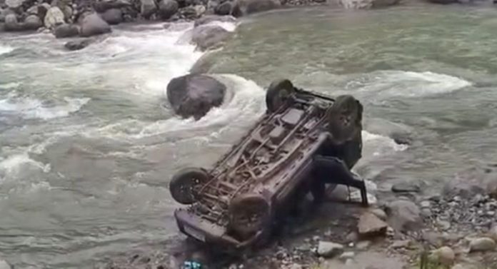 manali-jimny-falls-into-manalsu-nallah-death