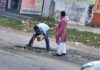कैंप के दौरान ठाकुर मक्खन सिंह व साथी गुरप्रीत ने सड़क पर पड़े गड्ढे को भरकर श्रद्धालुओं को पहुंचाई राहत