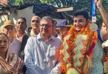 एशियन गेम्स सिल्वर मैडल विजेता नीरज का पूर्व विधायक अरुण डोगरा ने किया भव्य स्वागत