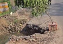 पुरहीरां बाईपास के समीप सड़क किनारे पड़े गड्ढे से हादसों का खतरा