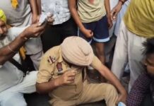 चौक में चिट्टे का सेवन करते हुए रंगे हाथ पकड़ा ASI, भड़की जनता ने बीच सड़क सिखाया सबक!