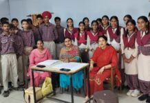 स्कूल में 16 वर्षीय विद्यार्थियों का किया गया टीकाकरण: डा. मनप्रीत