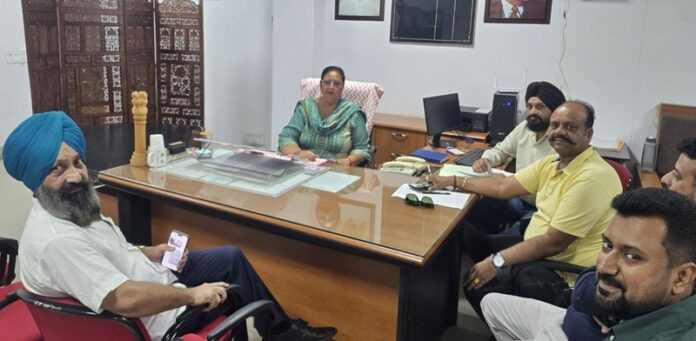 happy-sood-meeting-with-mayor-parveen-saini-hoshiarpur-punjab
