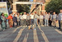 253 शिक्षकों को नौकरी से हटाने के खिलाफ रोष प्रदर्शन, आदेशों की प्रतियां जलाईं