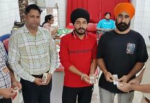 “रक्तदान राष्ट्रीय एकता की निशानी है” का नारा देते हुए डा. बग्गा ने बांटे की-रिंग्स