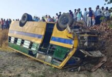 मेरठ में बच्चों से भरी स्कूल बस पलटी, दर्जनभर बच्चे घायल, चालक फरार