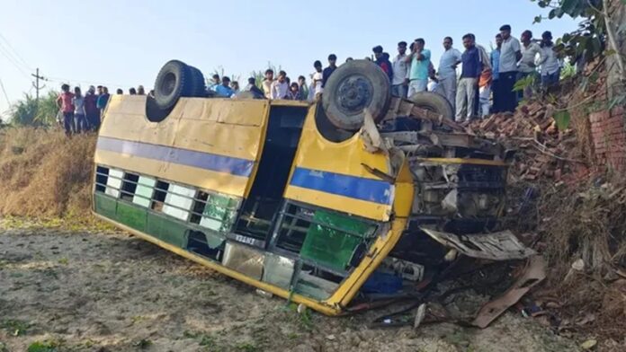 merut-school-bus-overturned