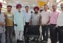 रोटरी क्लब होशियारपुर सेंट्रल ने दिव्यांग लड़की को भेंट की व्हीलचेयर